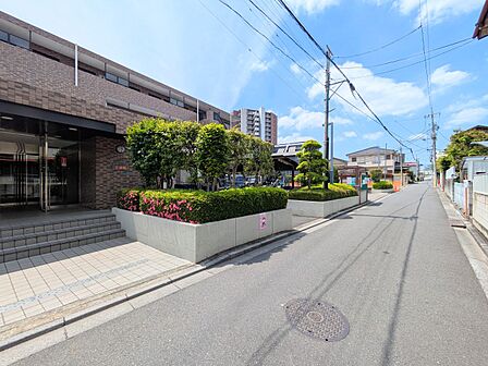 【前面道路】車の通行が少ないので、静かな住環境を維持することができます。
