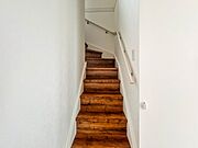 【手すり付き階段】手すりがないと階段の昇り降りで危険なことはもちろん、壁に手をつきながら歩くことで壁紙が汚れやすくなります。すべての方に快適に昇り降りしていただくため、手すりを設置しました。…