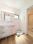 【Powder room-洗面所】脱衣所、洗面所は小さなプライベートスペース。歯磨き、洗顔と毎日施す個人空間。
