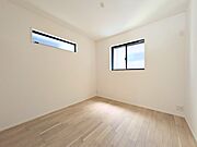 【リビング以外の居室】独立性を高めたお部屋。たっぷりの収納も配備しており、片付いた空間を実現出来そう。陽光も降り注ぐ明るく開放的な空間が魅力的。