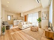 【LDK13.5帖】爽やかな日差しが差し込む明るいリビング。※生成AIによるイメージです。家具・小物は販売価格に含まれません。