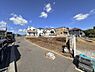 外観：【前面道路】こちらの物件が少しでも気になるようでしたら、お気軽にお問合せください。人生でいちばん大きなお買い物ですので、ゆっくりご見学ください。ネット上の画像と実際の見学では、リアル感がまる…
