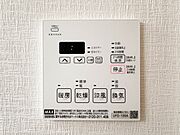【浴室暖房乾燥機】  雨の日の部屋干しは乾きにくく、生乾きの臭いが気になります。浴室暖房乾燥機があればそんな心配はいりません。換気や暖房機能もあるのでカビの発生や寒い日のヒートショックも防ぎ…
