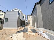 2号棟【外観】こちらの物件が少しでも気になるようでしたら、お気軽にお問合せください。人生でいちばん大きなお買い物ですので、ゆっくりご見学ください。ネット上の画像と実際の見学では、リアル感がま…