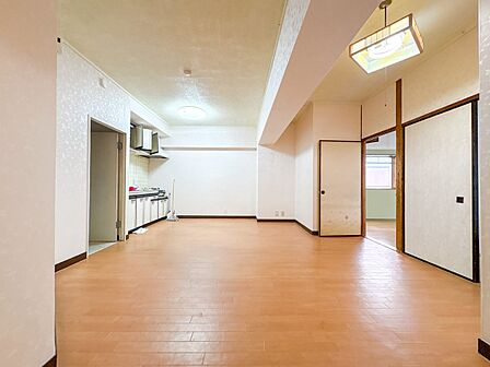 【リビング】 整然とした空間演出、快適な理想の暮らしの実現は家のみの拘りではなく、そこで暮らす方々にとって素敵な環境であることも挙げられると思います。四季折々の変化が奏でる鼓動を楽しんで下…