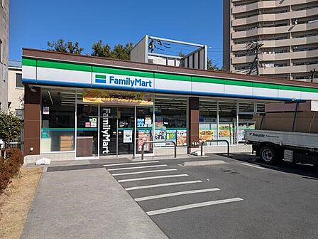 コンビニ 140m ファミリーマート さいたま根岸五丁目店　(ファミリーマート さいたま根岸五丁目店　徒歩2分)