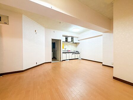 【リビングダイニング】内装もいたってシンプル。家事や趣味、子育てにも集中。
