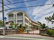 小学校 2034m 川通小学校(笑顔で生徒が満たされる、私たち川通小の学級目標は？思いやりのある子、？自ら学ぶ子、？たくましい子です。やさしさを忘れずに、勉強を忘れずに、身体を動かすことを忘…