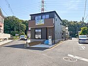 【前面道路】家の前をまっすぐの通りが走っている。クルマは少なく、人々は毎朝、ウォーキング、ジョギング、犬の散歩など、フリーな朝時間を過ごしている。