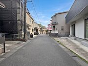 【前面道路】車の通行が少ないので、静かな住環境を維持することができます。※青空はイメージです。