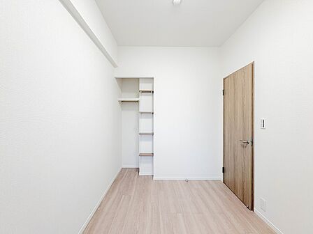 昨今のトレンドになりつつあるのが、広過ぎず、快適すぎない子ども部屋。勉強と寝るだけの部屋にすることで閉じこもりがなくなり、リビングで過ごす時間が増えると言われています。