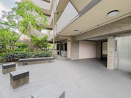 【エントランス】その住居の第一印象となるのがエントランスホールです。訪問されたお客さまをやさしくお迎えします。エントランスホールは、いわば住居の顔です。