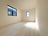洋室：【洋室6.5帖】部屋の快適性を追求していくと、内装はシンプルになります。そしてポイント、ポイントにアクセントをつけて、リズムをつくる。シンプルな内装とは、リズミカルな内装と気づきます。