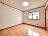寝室：【寝室】シンプルな内装はおしゃれのポイントです。シンプルは華美より飽きがこないからです。色や模様でおしゃれ感をだす。それがシンプルイズビューティーです。