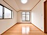 子供部屋：【洋室】表情豊かな木目が醸しだす空間は、暮らしに落ち着きと華やぎを与えてくれます。