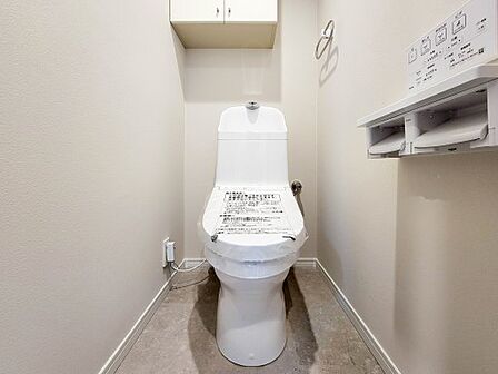 【トイレ】トイレはほどよい空間。居心地のよいスペースといえます。落ち着き、ホッとでき、我にかえる場所。トイレは自分をみつめる場所でもあるのです。