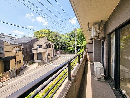【眺望】少し優雅に、眺望の良い部屋で新生活をしてみませんか？眺望や窓からの景色が良いと、家で過ごす時間も快適です。