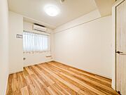 【洋室6.1帖】  シンプルにデザインされた室内。家具やレイアウトでお好みの空間に。