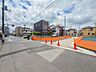 外観：【前面道路-東側公道約7.0ｍ-】家の前をまっすぐの通りが走っている。クルマは少なく、人々は毎朝、ウォーキング、ジョギング、犬の散歩など、フリーな朝時間を過ごしている。