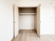 【収納】各所に配置された収納スペースは、洋服や小物はもちろんのこと、掃除機や日用予備品・お子様のおもちゃなど様々な物を収納して頂ける便利なスペースです。