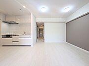 シンプルなデザインの家は風情がある。住む人のこだわりを感じる。外観も内装もいたってシンプル。居心地がよく、家事や趣味、子育てなどにも集中できる。家も人間も熟成するほどシンプルになっていくよう…