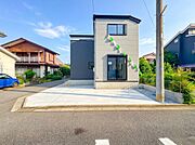 【外観】堂々たる趣ながら、主張し過ぎずどこか余裕を感じさせるシャープなフォルムで佇む邸宅は、晴天の空と照らし合わせる事で、本来あるべき完成形の姿を見せてくれます。