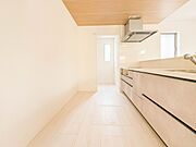 【キッチン】ナチュラルな自然光の中での調理。お洒落な食器類を余裕で収納できるスペース。動きやすい女性目線のキッチン動線。これからはお料理をつくる時間が劇的に変わります。