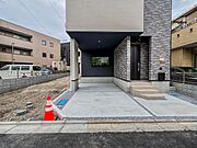 3号棟【駐車場】毎日の生活にマイカーが必須という方は、購入を検討する際、駐車場があることは大事な条件です。毎日の通勤や家族の送迎、買い物やお出かけなどクルマのある暮らしを満喫したい方は要チェ…