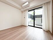【リビング】うららかな陽射しがどのお部屋にも降り注ぎますように、快適さを追求した間取設計。得難い立地環境での生活を恵みの豊かな永住の地へと変えてくれます。