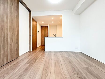 【ダイニング】忙しい朝でも家族揃って食事をしたいゆとりあるダイニングスペース。