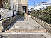 【駐車場】毎日の生活にマイカーが必須という方は、購入を検討する際、駐車場があることは大事な条件です。毎日の通勤や家族の送迎、買い物やお出かけなどクルマのある暮らしを満喫したい方は要チェック。…