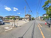 【前面道路5M】車の通行が少ないので、静かな住環境を維持することができます。