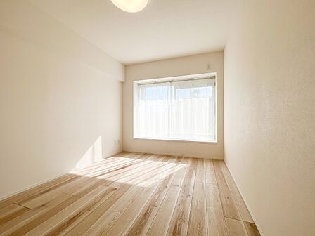 【寝室6帖】充実した生活は伸びやかな居室空間から始まります。快適に・伸びやかに。心の潤いを求める方々へ。※CG加工にて家具を削除してます。