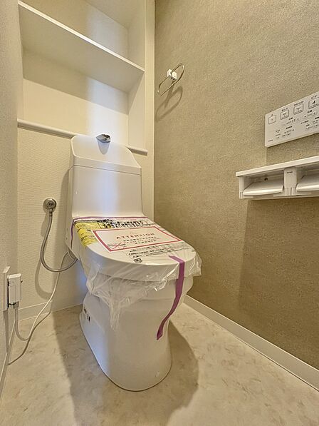 【トイレ】トイレ・ウォシュレット付。快適で衛生的な洗浄機能付温水シャワートイレです。