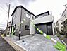 外観：【前面道路】家の前をまっすぐの通りが走っている。クルマは少なく、人々は毎朝、ウォーキング、ジョギング、犬の散歩など、フリーな朝時間を過ごしている。