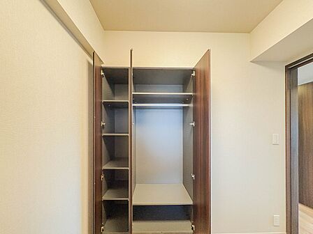 限られたスペースを有効に活用できる壁面クローゼット。