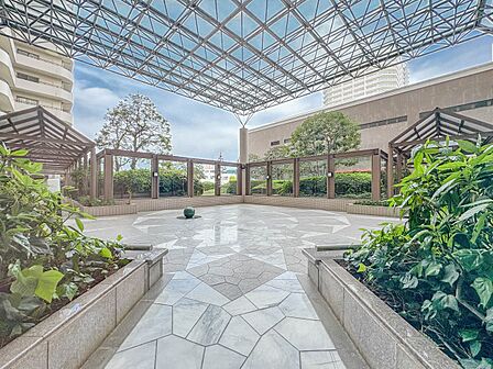 【エントランス】落ちついた外観にマッチしたエントランス。