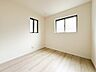 子供部屋：【洋室4.5帖】お子様のお部屋にぴったりなクロークを備えたフローリング仕様の洋室です。