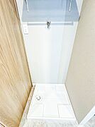 【ランドリースペース】毎日使う洗濯機。しっかりと奥行きのある置き場が確保されています。