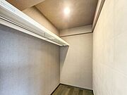 【WIC（ウォークインクローゼット）】  たくさんの洋服をかけてもシワになりにくいウォークインクローゼット。洋服以外にも、普段使わない家電やスーツケース、ストック品など何でも片付く嬉しい空間…