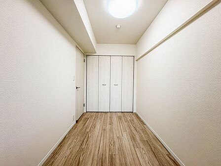 【洋室4.4帖】たっぷりの収納も配備、片付いた空間。陽光も明るく開放的な空間が魅力的