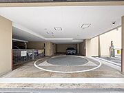 【駐車場】毎日の生活にマイカーが必須という方は、購入を検討する際、駐車場があることは大事な条件です。毎日の通勤や家族の送迎、買い物やお出かけなどクルマのある暮らしを満喫したい方は要チェック。…