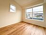 子供部屋：【子供部屋　洋室5.0帖】お子様のお部屋にぴったりなクロークを備えたフローリング仕様の洋室です。