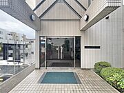 【エントランス】その住居の第一印象となるのがエントランスホールです。訪問されたお客さまをやさしくお迎えします。エントランスホールは、いわば住居の顔です。