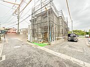 3号棟【前面道路4ｍ】家の前をまっすぐの通りが走っている。クルマは少なく、人々は毎朝、ウォーキング、ジョギング、犬の散歩など、フリーな朝時間を過ごしている。