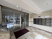 【オートロック】オートロックの最大のメリットは、訪問営業や勧誘を断りやすいこと。玄関前までセールスが来ないため、しつこくされ困ることがありません。住人と関係者しか入れない環境は安心感がありま…