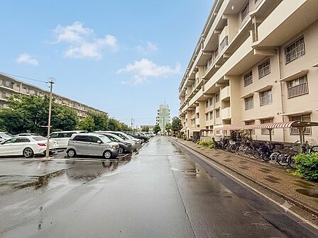 【駐車場】毎日の生活にマイカーが必須という方は、購入を検討する際、駐車場があることは大事な条件です。毎日の通勤や家族の送迎、買い物やお出かけなどクルマのある暮らしを満喫したい方は要チェック。…