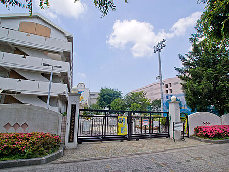 小学校 550m さいたま市立常盤北小学校(常盤北小の児童は、明るく元気なひまわりっ子。「美しさを感じる子・よく学ぶ子・元気に運動する子・がんばりぬく子」を教育目標にして、達成感に満ちた児童…
