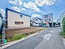 外観：【前面道路-公道幅員約4ｍ-】家の前をまっすぐの通りが走っている。クルマは少なく、人々は毎朝、ウォーキング、ジョギング、犬の散歩など、フリーな朝時間を過ごしている。