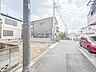 外観：【前面道路4ｍ】家の前をまっすぐの通りが走っている。クルマは少なく、人々は毎朝、ウォーキング、ジョギング、犬の散歩など、フリーな朝時間を過ごしている。